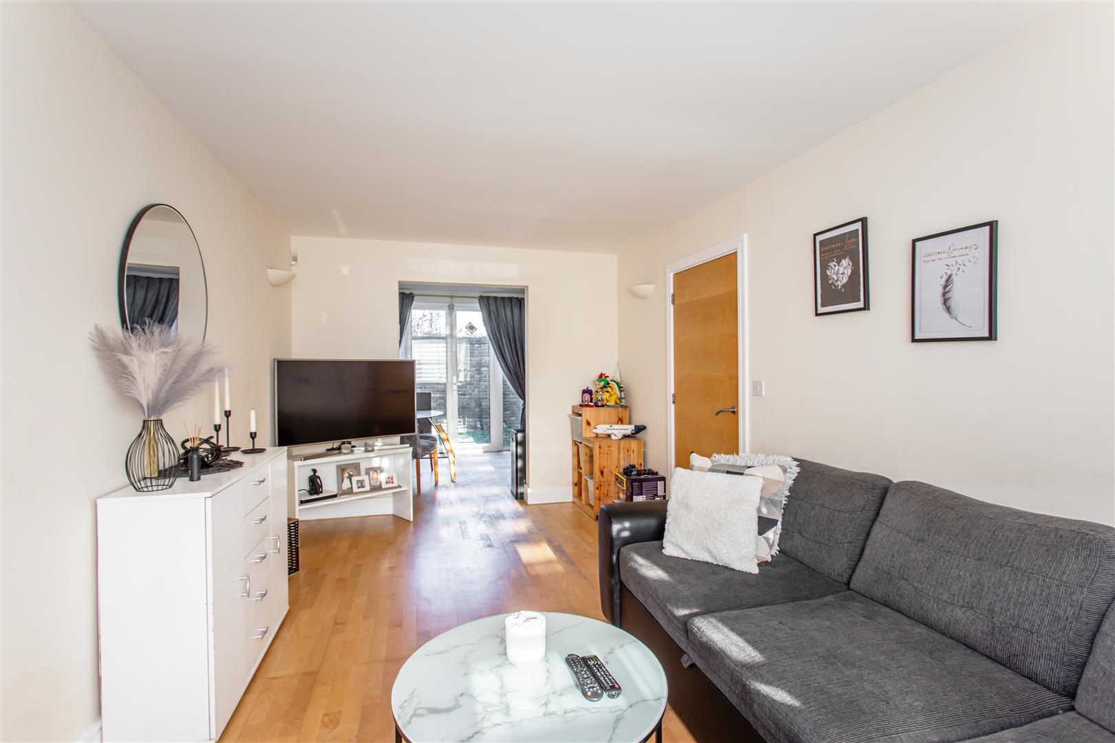 2 bed property in Clifden Mews, Hackney